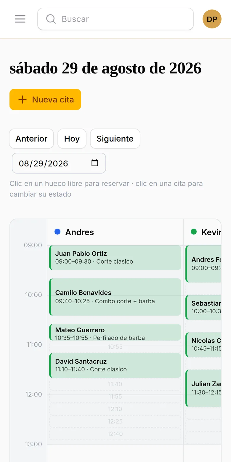 La agenda de un sábado con dos barberos, cada cita con el nombre del cliente, la hora y el servicio.